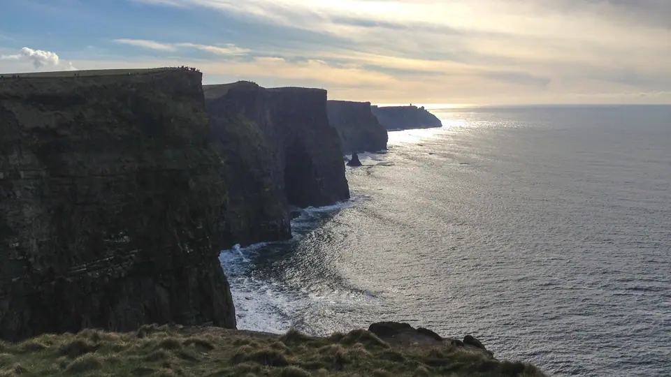 Los acantilados de Moher, en la costa oeste de Irlanda, con el mar debajo