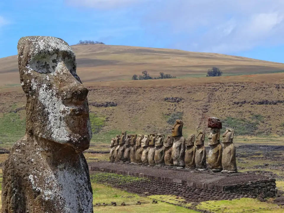 Fila de moáis en Ahu Tongariki, Isla de Pascua