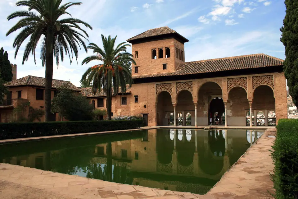 El Palacio del Partal y su alberca, dentro del recinto de la Alhambra, Granada