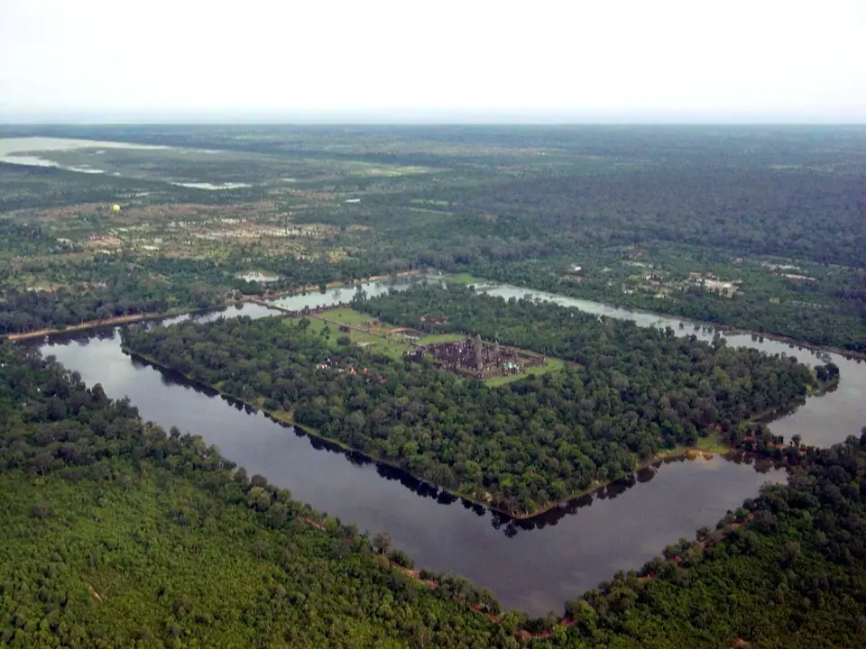 Vista aérea de Angkor Wat, en Camboya, con su foso rectangular y el bosque circundante