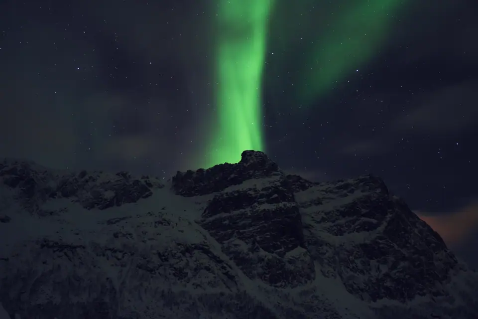 Aurora boreal verde sobre Tromsø, en el norte de Noruega