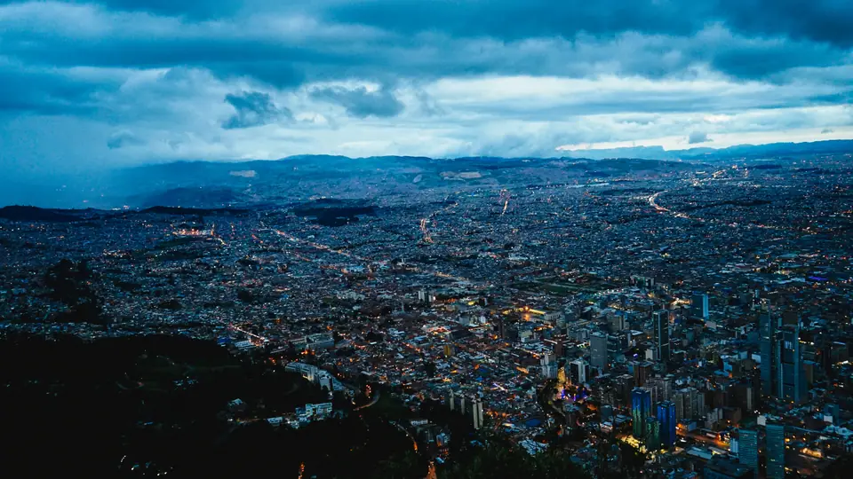 Bogotá de noche vista desde Monserrate
