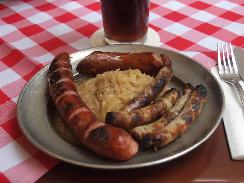 Surtido de salchichas Bratwurst en un restaurante de Núremberg