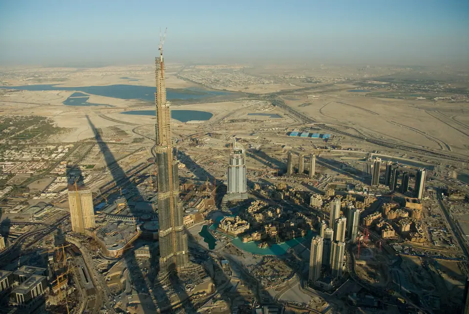 Vista aérea del Burj Khalifa sobresaliendo entre los rascacielos de Dubái