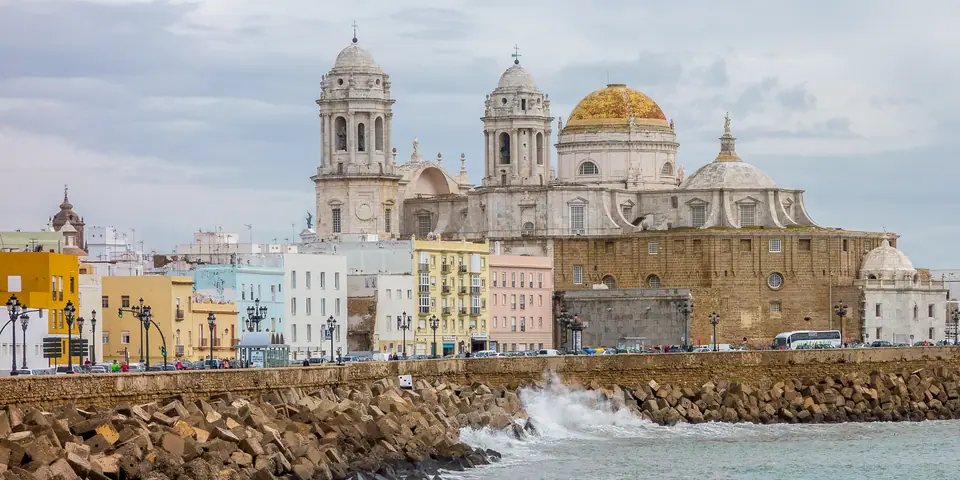 La Catedral de Cádiz vista desde el malecón, con el mar de fondo, España