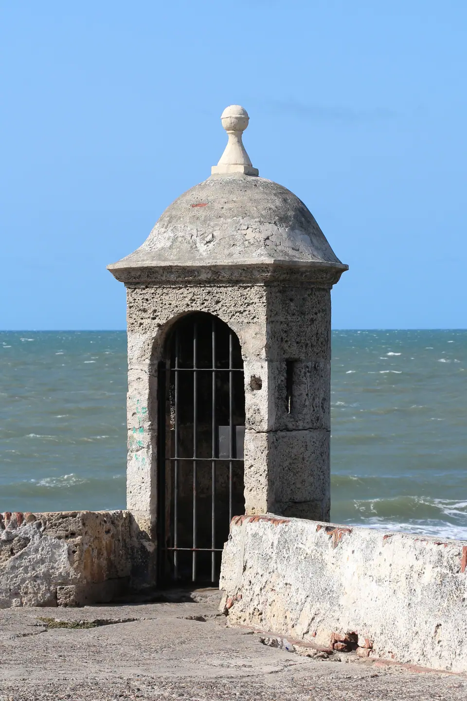 Una garita de vigilancia en la muralla colonial de Cartagena de Indias, junto al mar Caribe