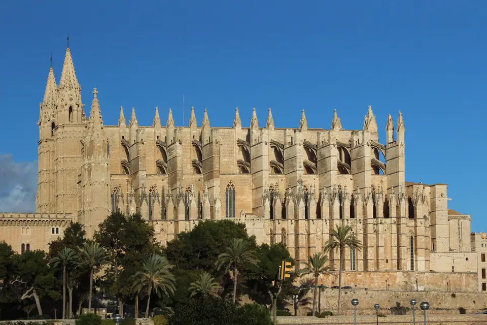 La Catedral de Palma (La Seu) vista desde el oeste, con el mar y cielo despejado