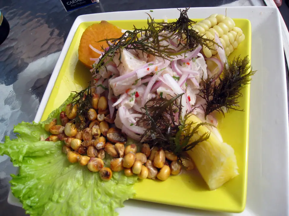 Plato de ceviche de pescado peruano con choclo, camote y cancha