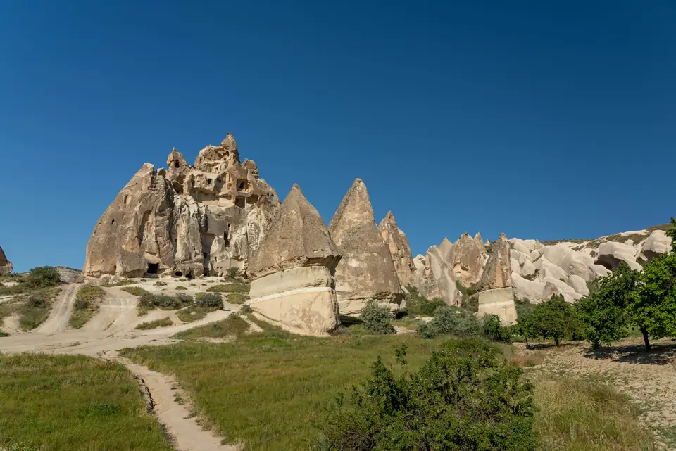 Chimeneas de hadas y cuevas talladas en la roca del valle rojo de Capadocia, Turquía