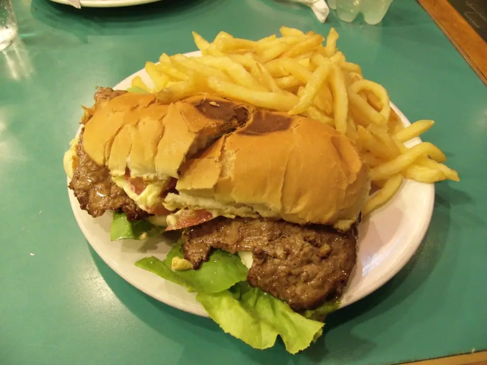 Chivito de lomo con papas fritas en un plato, el sándwich emblemático de Uruguay