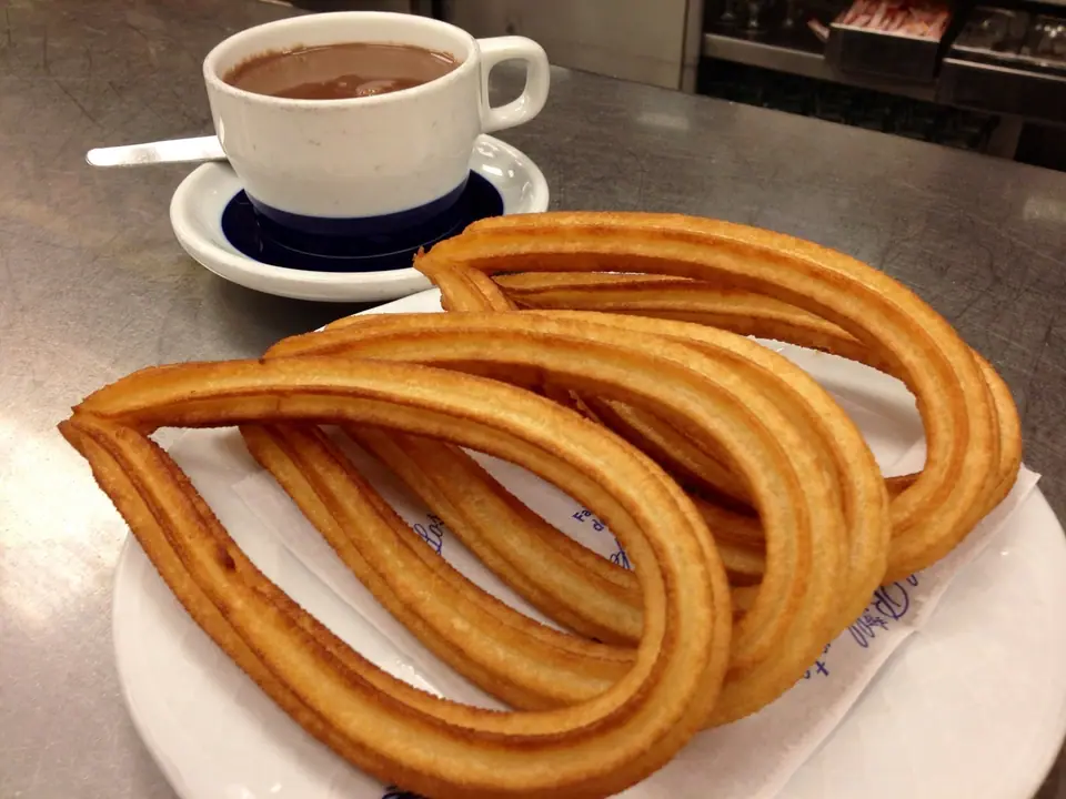 Churros con chocolate caliente en una churrería de Madrid