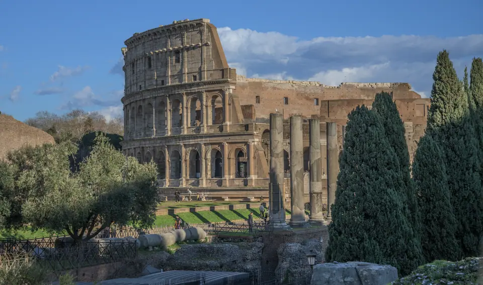 El Coliseo de Roma visto junto al Foro Romano, de día
