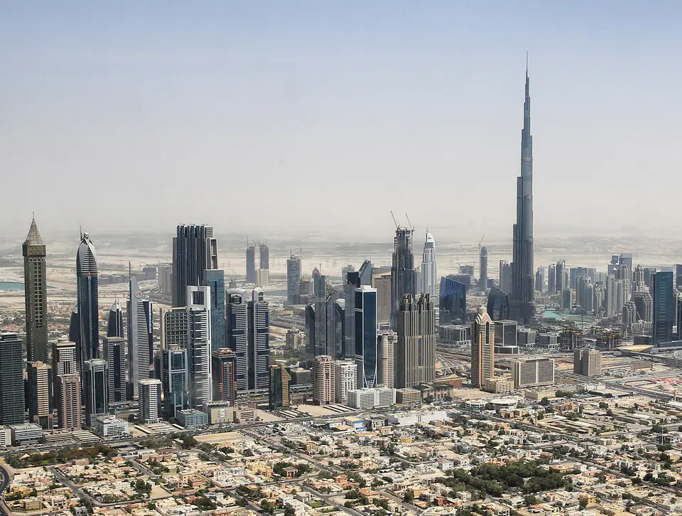 El perfil de Dubái de día, con el Burj Khalifa entre los rascacielos