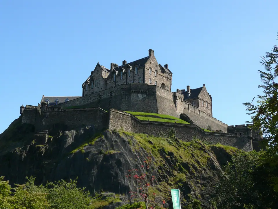 El castillo de Edimburgo sobre su colina de roca volcánica, Escocia