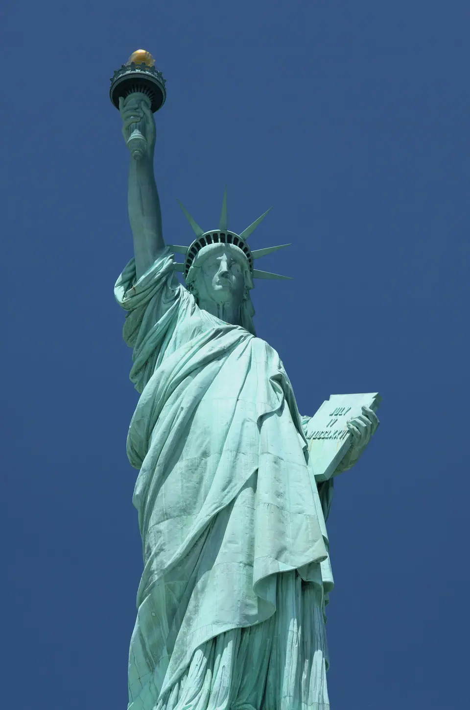 La Estatua de la Libertad vista de frente, con la antorcha y la tablilla, en Liberty Island, Nueva York