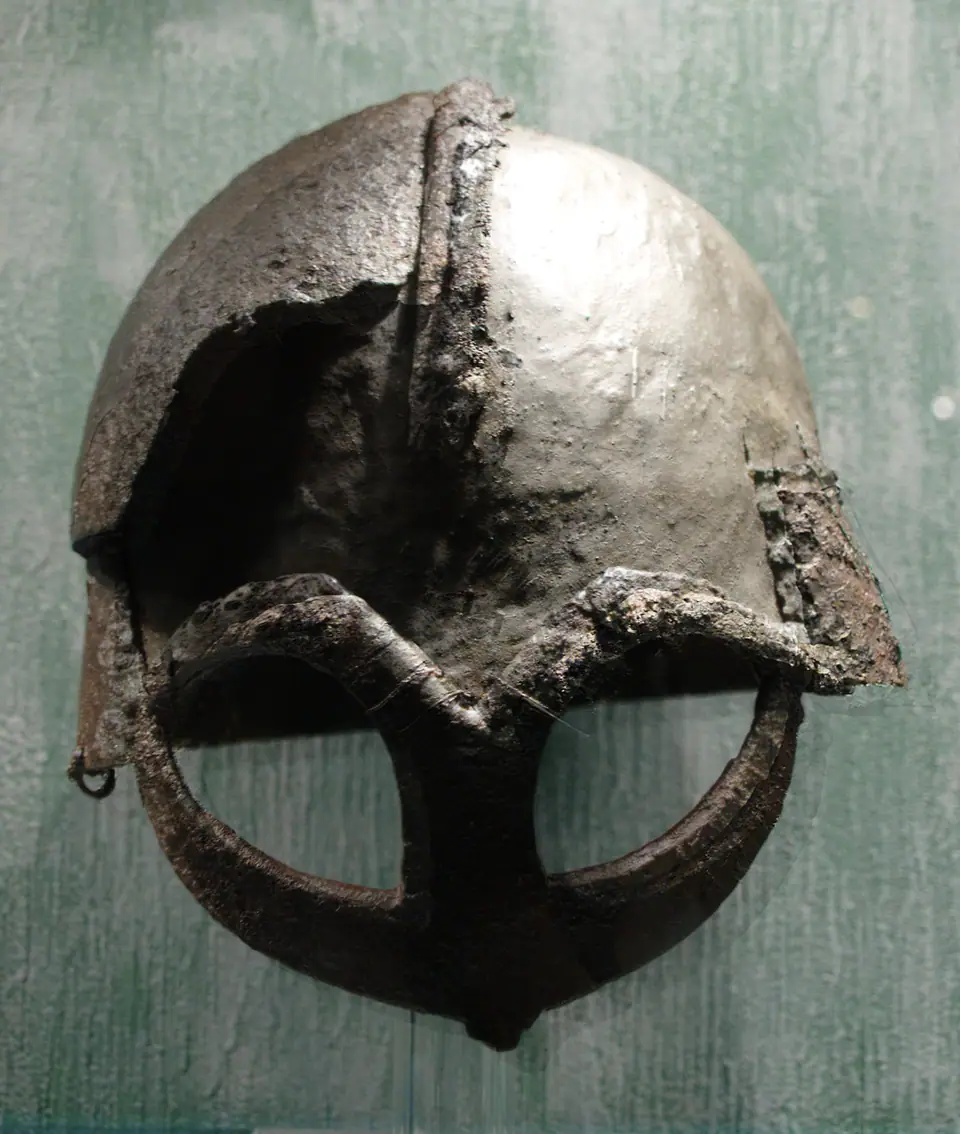 El casco de Gjermundbu, el único conservado de la Época Vikinga, sin cuernos, en el Museo de Historia Cultural de Oslo