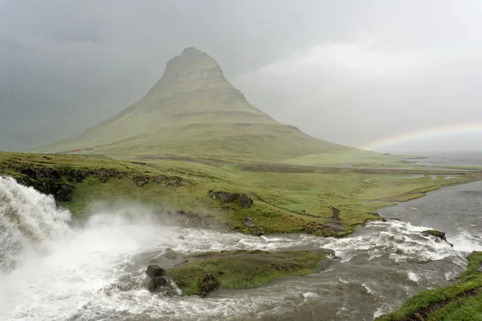 Montaña Kirkjufell en Islandia reflejada en el agua