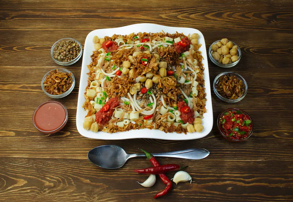 Koshari, el plato egipcio de arroz, fideos, lentejas y garbanzos con salsa de tomate