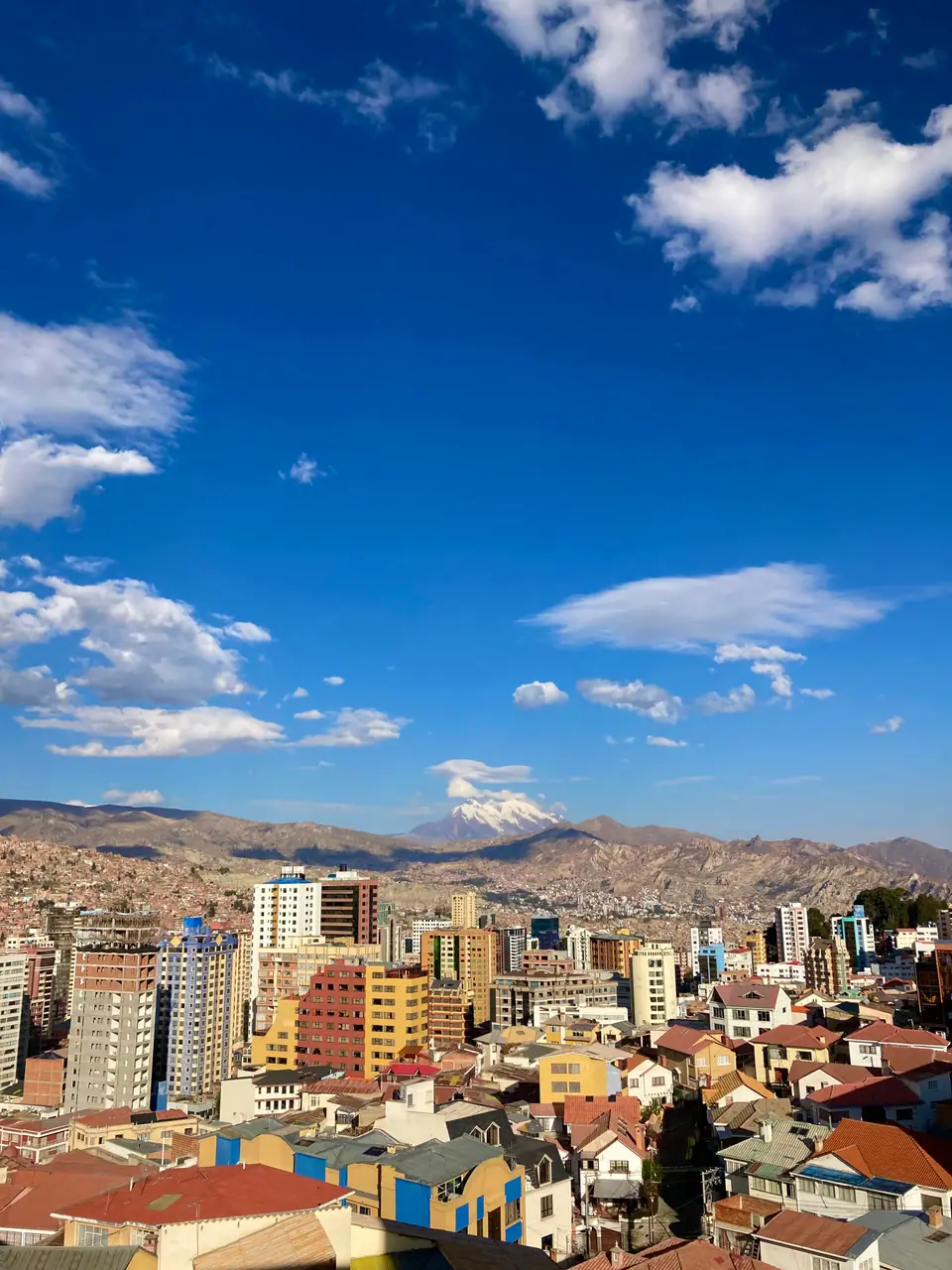 La ciudad de La Paz, Bolivia, construida en una quebrada, con el nevado Illimani de fondo
