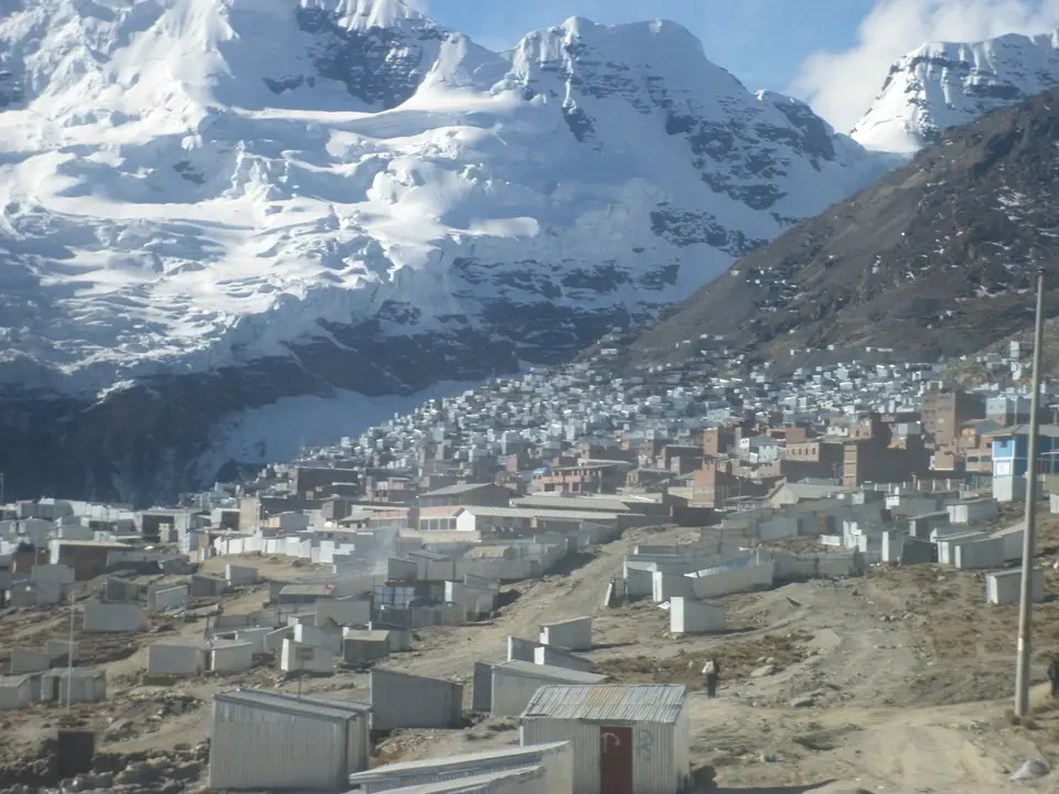 La Rinconada, Perú, un campamento minero construido sobre la ladera de un cerro nevado a más de 5.000 metros de altitud