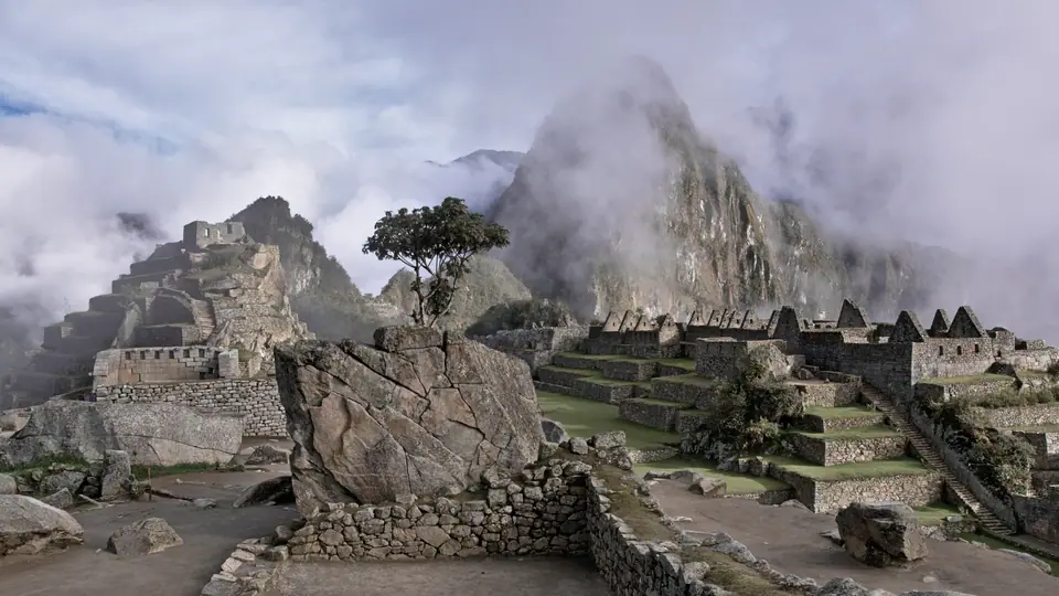 Ruinas de Machu Picchu entre montañas, Perú