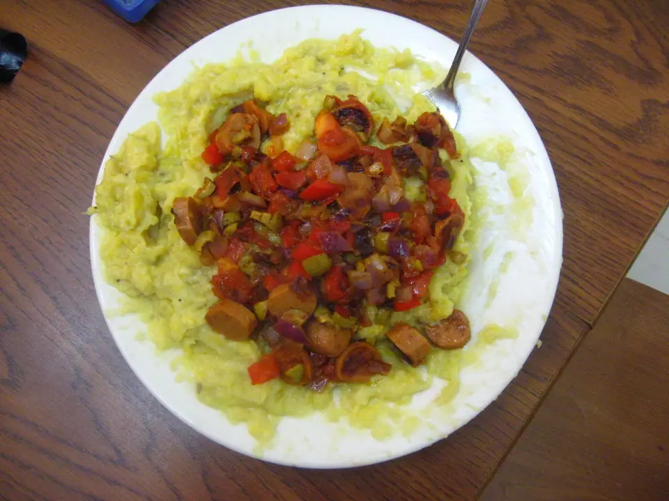 Plato de mangú, puré de plátano verde típico dominicano