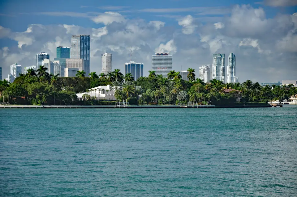 El perfil urbano de Miami visto desde la bahía de Biscayne