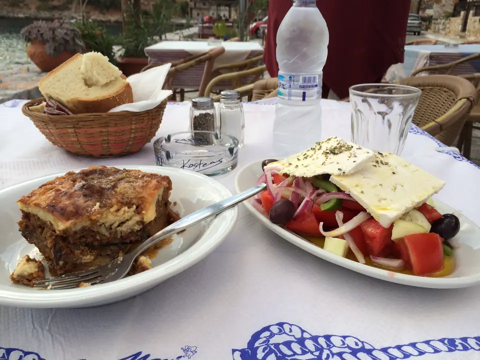 Moussaka y ensalada griega servidos en una taberna de Vouliagmeni, Grecia