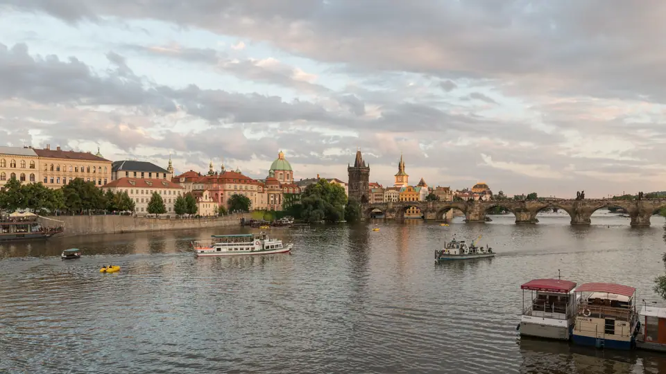 El puente de Carlos sobre el río Moldava, en Praga