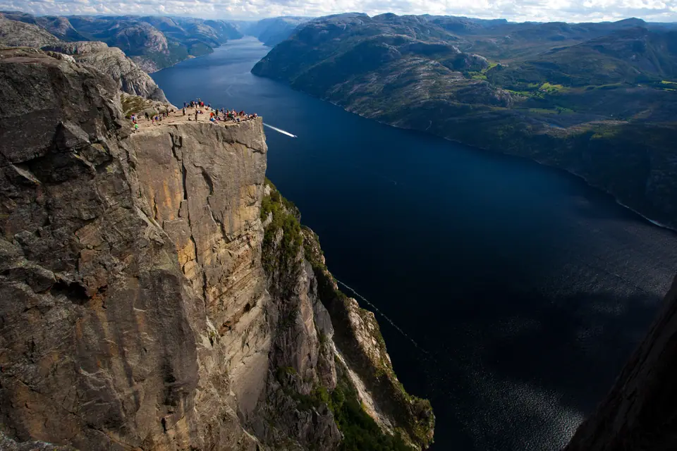 Preikestolen (el Púlpito), un acantilado sobre el fiordo de Lysefjord, en Noruega
