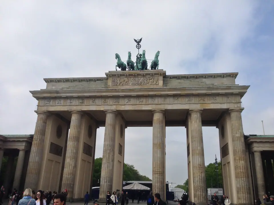 Puerta de Brandeburgo en Berlín con turistas frente a las columnas
