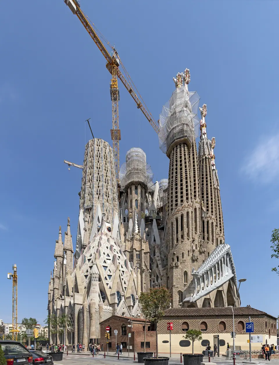 Fachada y torres de la Sagrada Familia en construcción, Barcelona