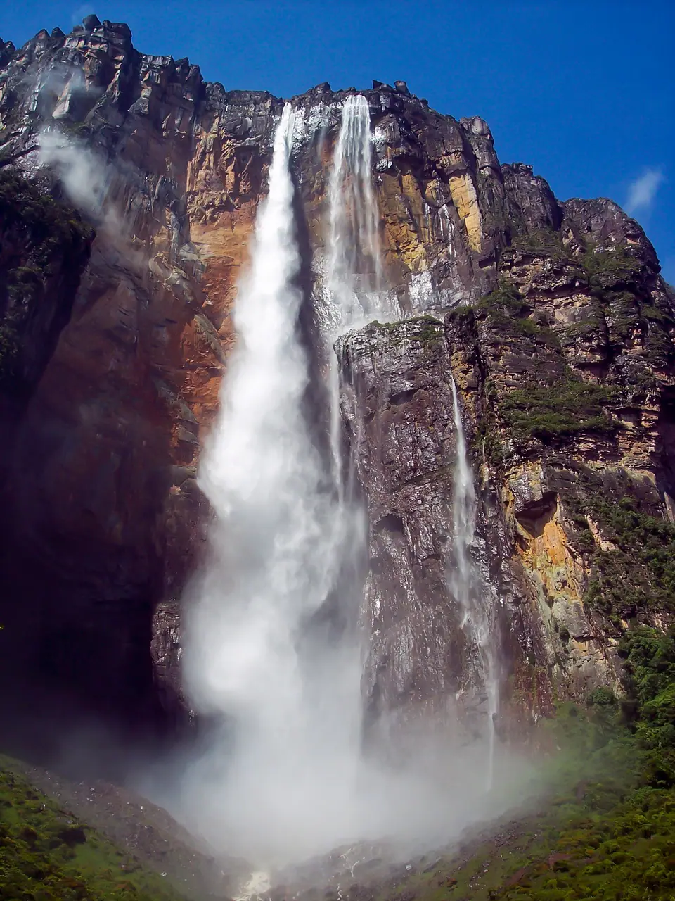 El Salto Ángel cayendo desde el Auyán-tepui, en el Parque Nacional Canaima, Venezuela