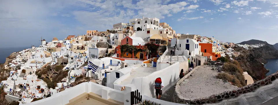 Casas blancas y cúpulas azules en Oia, Santorini