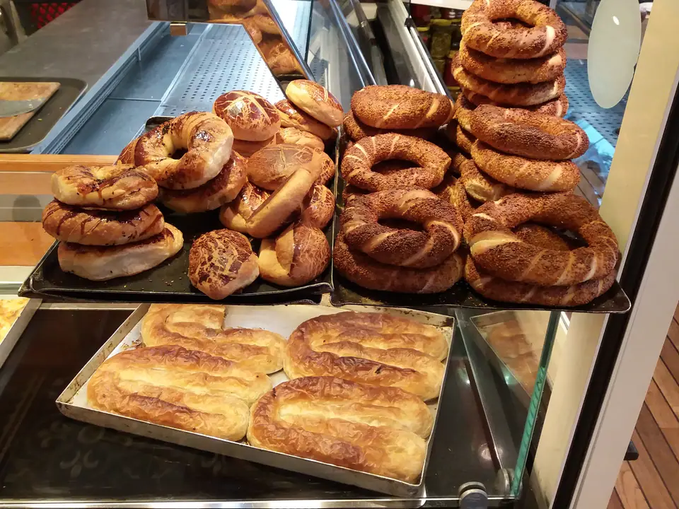 Simit, pan con sésamo, apilado en una tienda de Estambul