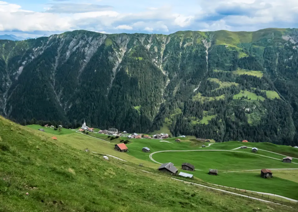 Vista del pueblo de Tenna, en los Grisones, uno de los cantones suizos donde se habla romanche
