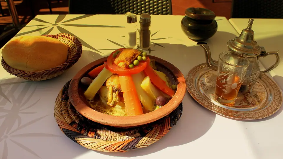 Tajín de pollo y verduras con té de menta en la plaza Jemaa el-Fna, Marrakech