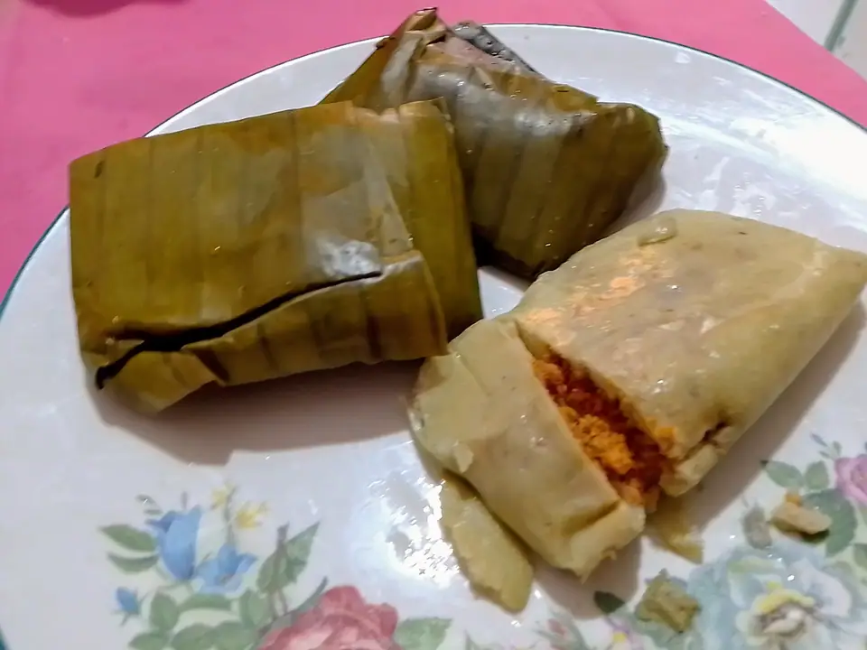 Tamal veracruzano de pescado envuelto en hoja de plátano, servido en un plato
