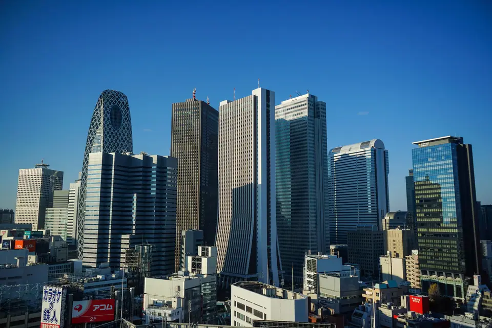 Rascacielos del distrito de Shinjuku en Tokio bajo un cielo despejado, de día