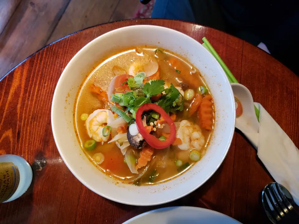 Tom yum kung, sopa de camarón agripicante con hierbas, servida en un restaurante de Tailandia