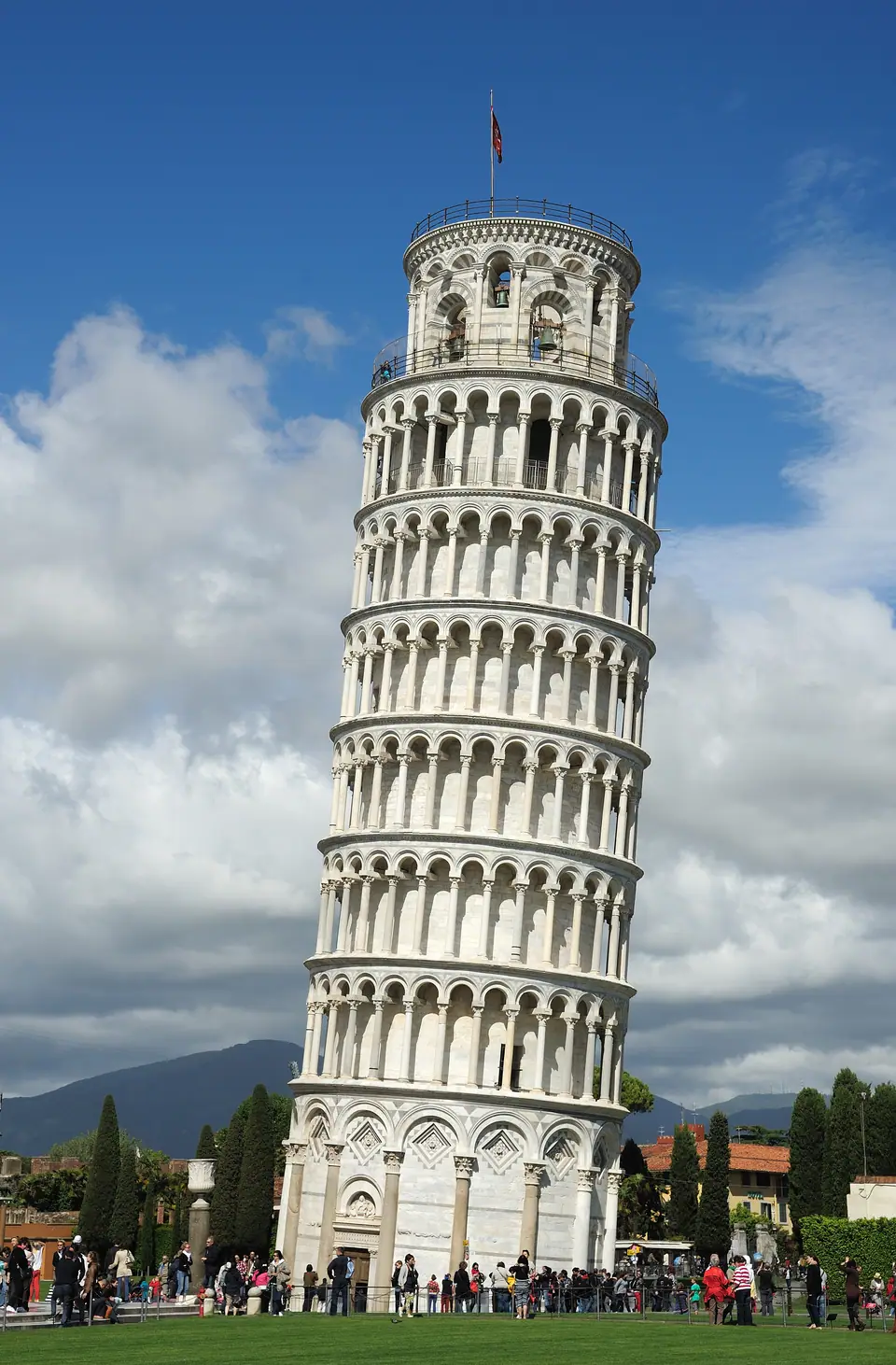 La Torre de Pisa inclinada, vista desde el jardín de la Piazza dei Miracoli