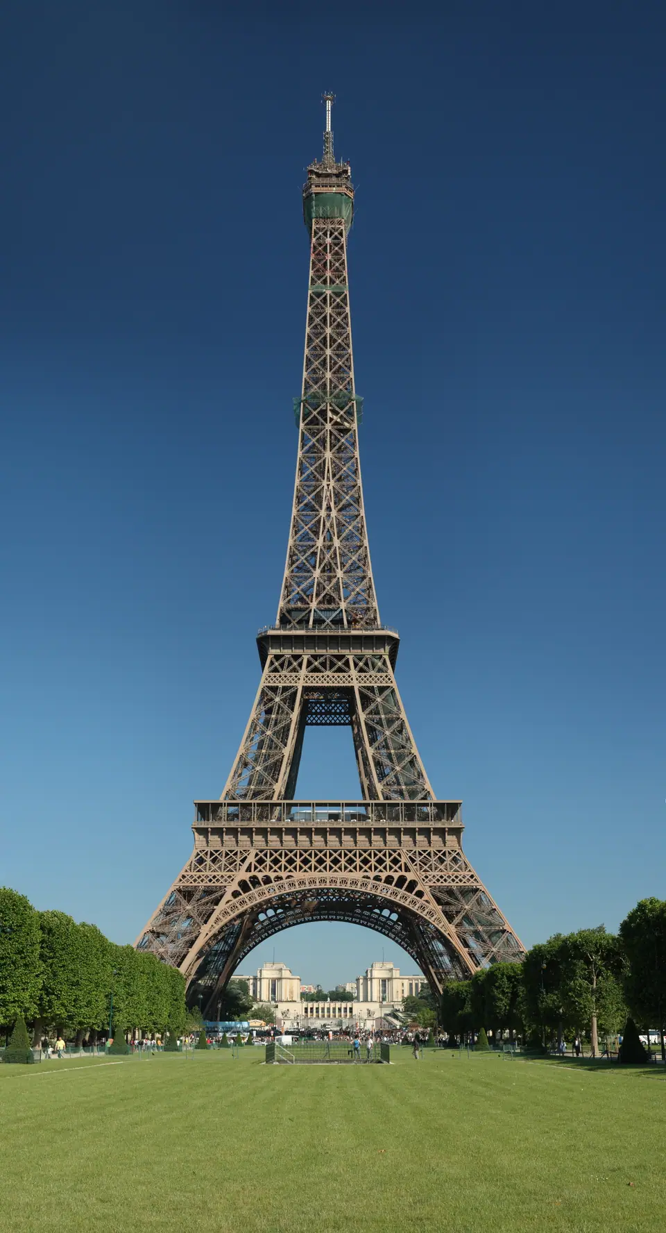 La Torre Eiffel vista desde el Champ de Mars, en París