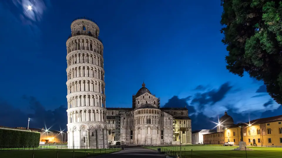 La Torre inclinada de Pisa, en Italia, vista desde la plaza del Duomo