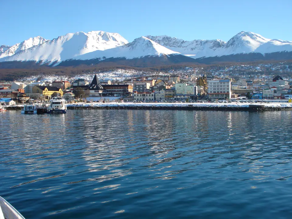 Vista de Ushuaia desde el canal Beagle, con la cordillera nevada de fondo